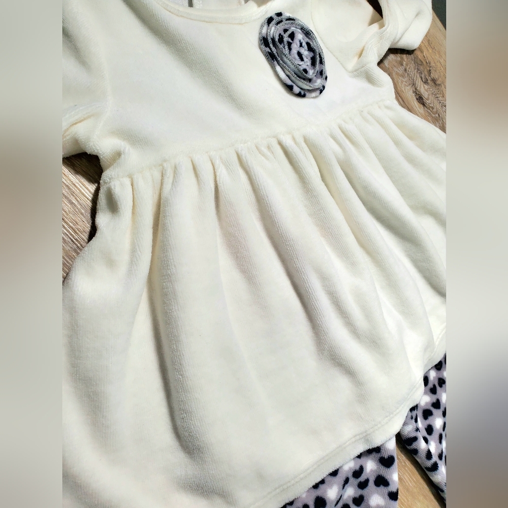 Off-White Terry Velour Tunic with Black and White Heart Print Leggings Size 6-9M - Picture 4 of 9